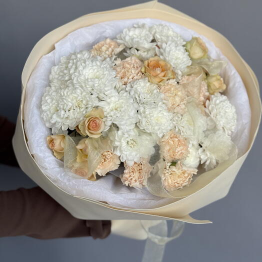 Милый бело-кремовый букет с кустовыми розами, хризантемами и диантусами (L)