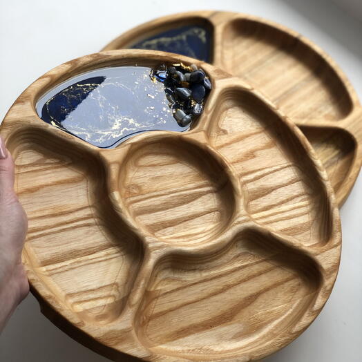 Менажница деревянная с эпоксидной смолой