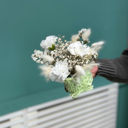 Вязанное кашпо с сухоцветами