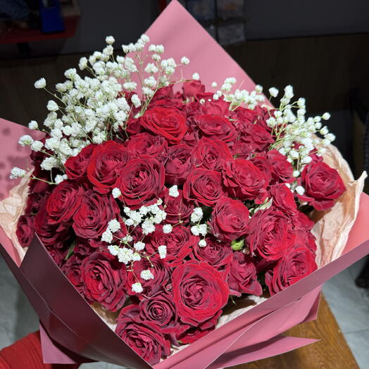 Blushing Elegance: Red Spray Roses Gypsophila