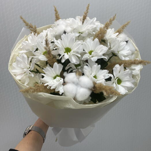 Букет из ромашковых хризантем, хлопка, вейника