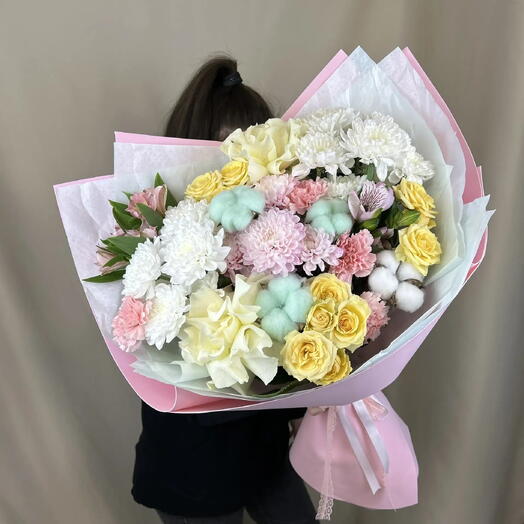 Букет с розой, хризантемой, хлопком, диантусом и альстромерией