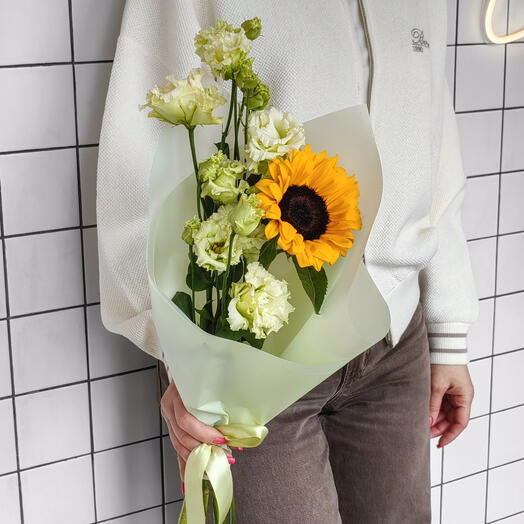 Букет Комплимент с Подсолнухом и Лизиантусом🌻🌿