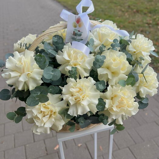 Корзина с французскими розами и эвкалиптом