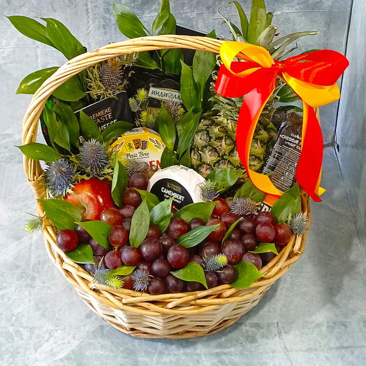 Корзина подарочная с фруктами, колбасами и сыром