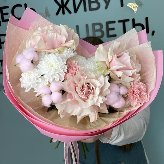 Нежный букет из французских роз с хлопком