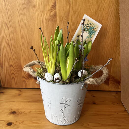 Весенняя композиция в жестяном ведерке