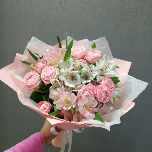 Кустовые розы с альстромерией💞