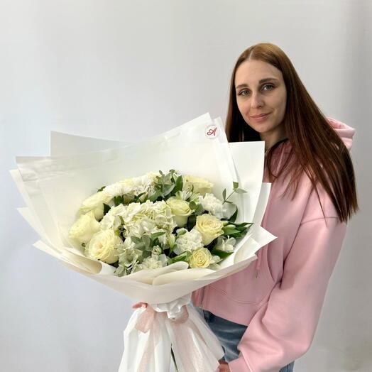 Элегантный белоснежный букет с гортензией, альстромерией, диантусом и эквадорской розой, 207