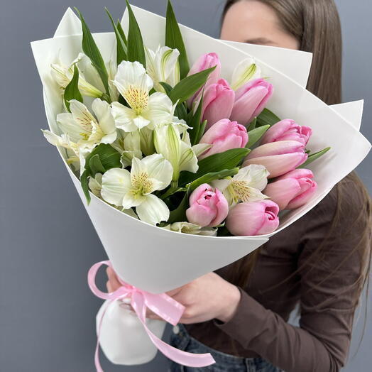 Розовые тюльпаны с альстромерией💞