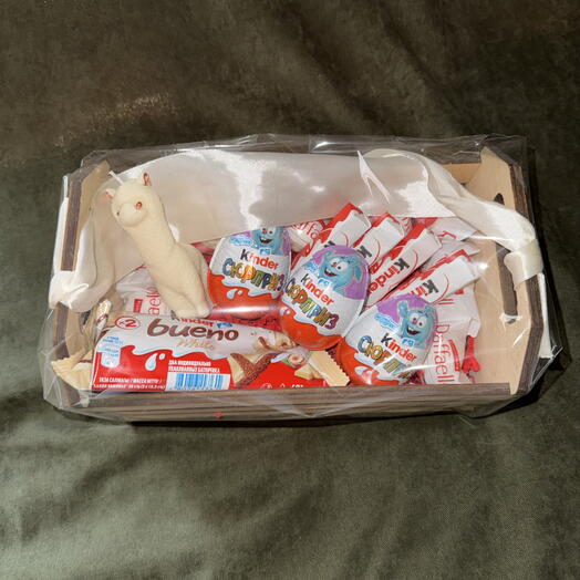 Коробочка kinder со свечой ручной работы из пчелиного воска