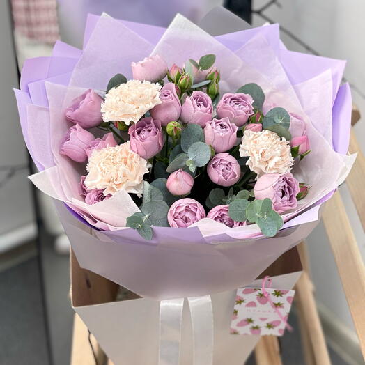 Букет из диантусов и кустовых роз Лавендер 🌷