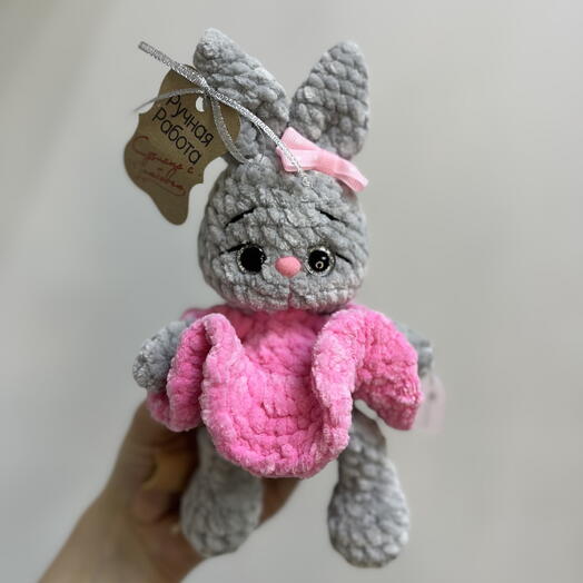Игрушка ручной работы Серая зайка в розовом