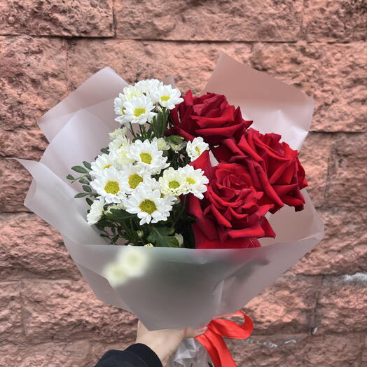 Букет 💐 «Алый контраст»красные розы и сантини