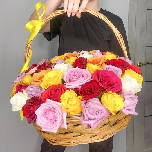 Корзина с розами микс 51 шт