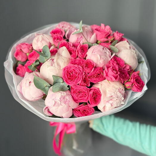 Авторский букет кустовая роза, пион розовый, эвкалипт