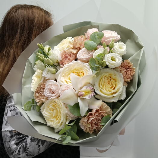 Авторский букетик роза, орхидея, диантус, роза кустовая, эвкалипт, дофаминовый