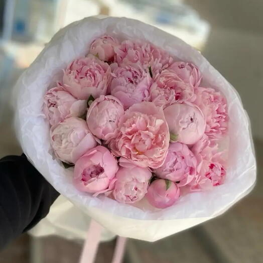 Букет из 17 розовых пионов Сара