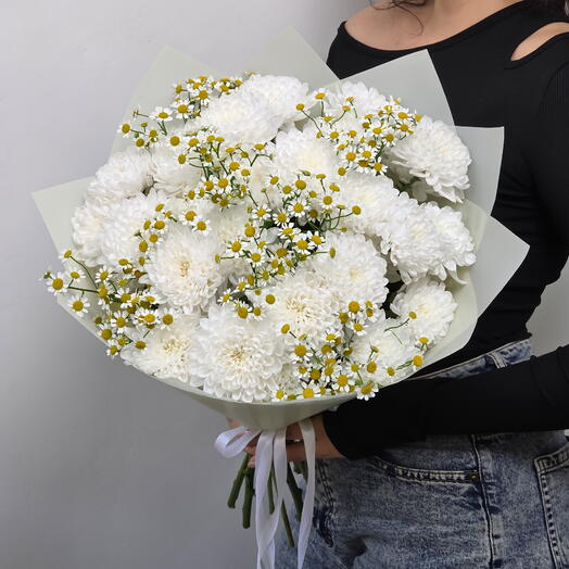 Букет из ажурных белых хризантем и ромашек
