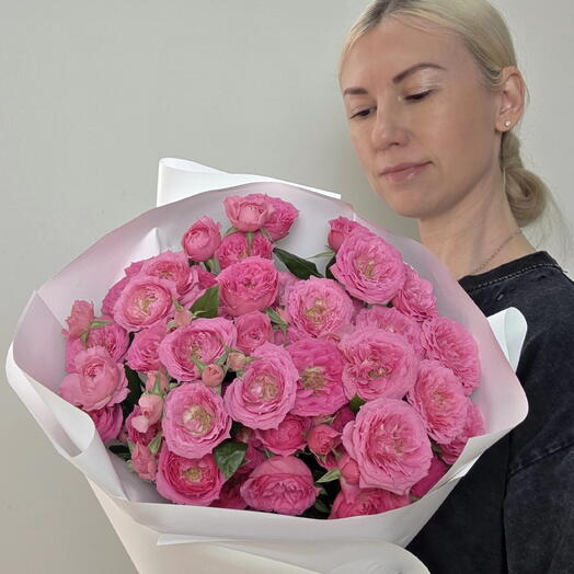 Букет из 7 кустовых роз "Розовый шелк"
