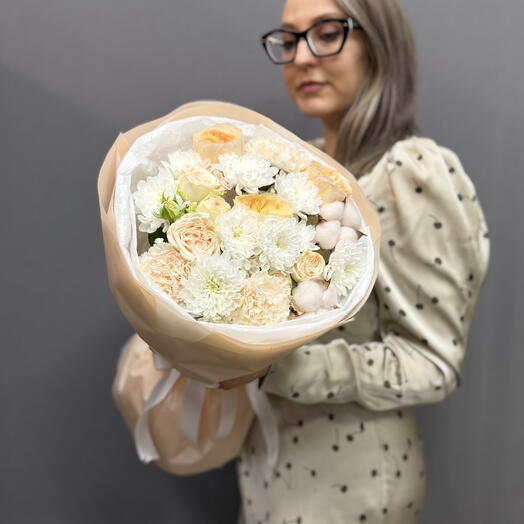 Букет  из пионовидных роз, кустовой хризантемы, гвоздик и хлопка в упаковке с лентой