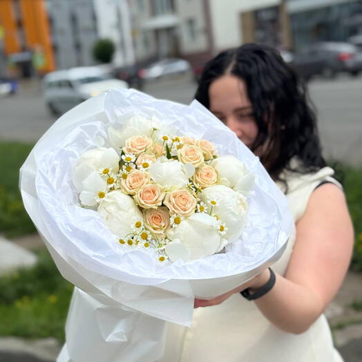 Букет с белыми пионами и ромашкой
