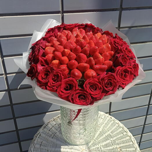 ЯГОДКА 🍓 Букет со свежей клубникой и 25 красных роз 😍Красная роза 🌹 Ягодный букет розы Дофаминовый букет Пиономания