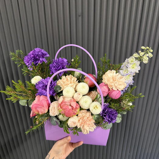 Яркая сумочка с пионами хризантемой и диантусами 💐