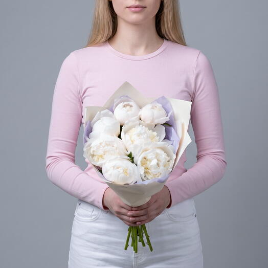 Букет из 7 кремовых пионов Bowl of Cream Premium в 
белой пленке