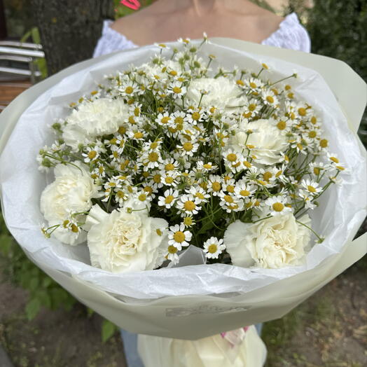 Букет с ромашками и диантусами