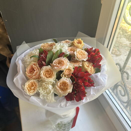 Букет с пионовидными розами и альстромерией