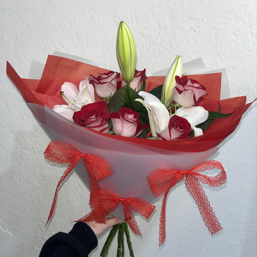 Букет с ароматной лилией и розами🌹
