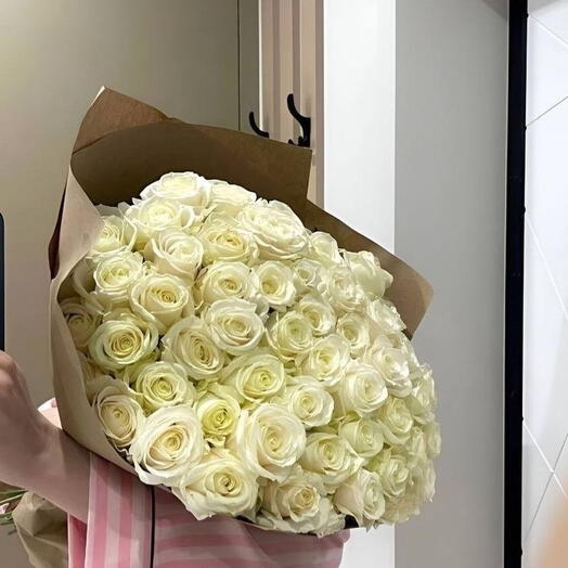 Букет из 59 белой розы в крафте