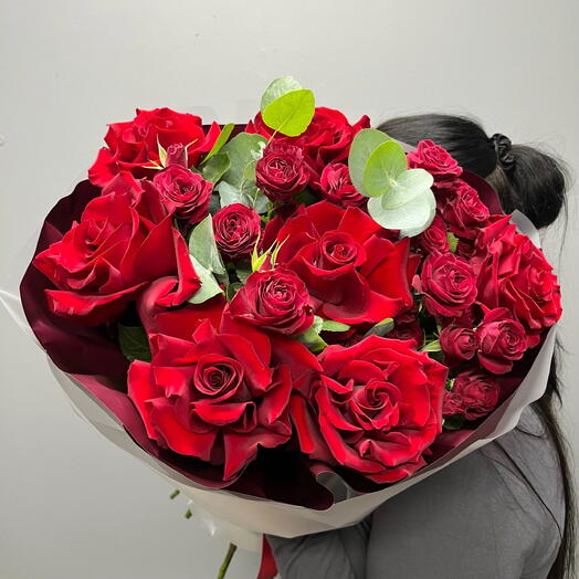 Бордовые  розы и кустовых роз ️