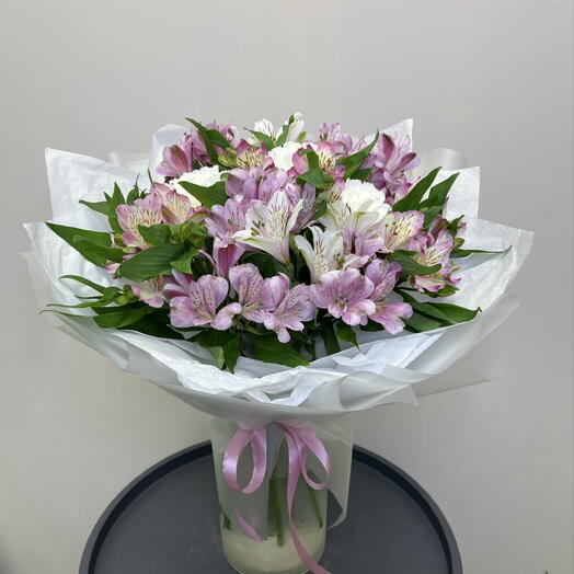 Стойкий , благородный сиреневый букет альстромерий с диантусами🌸