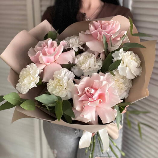 Букет «Нежная любовь» из роз и белых гвоздик🌸