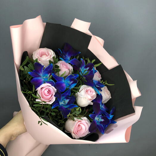 Букет с космическими орхидеями и нежными розами🌸