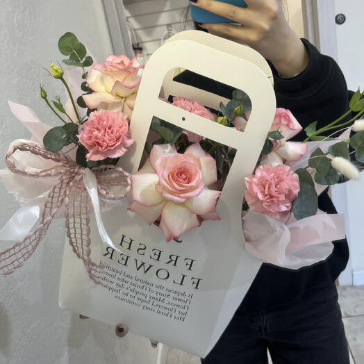 Пышная сумочка с французскими розами и ажурными диантусами🎀