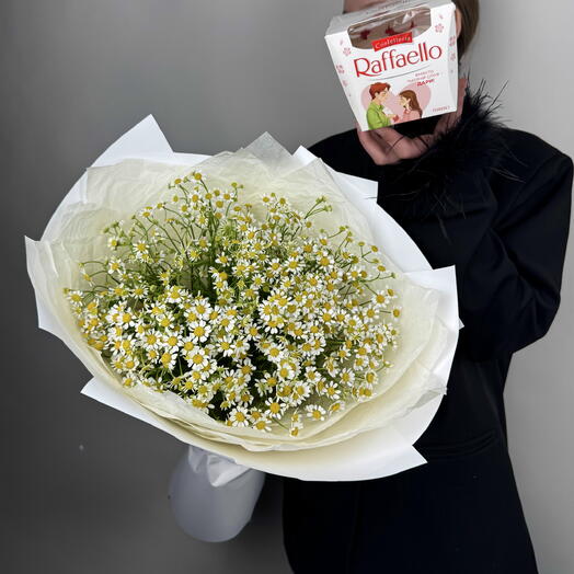 Букет из ромашек и Raffaello