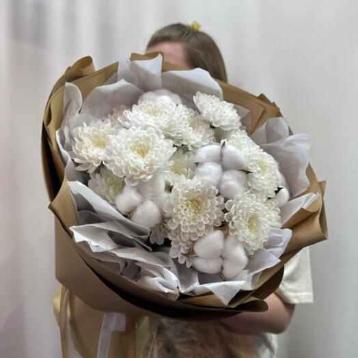 Букет из хлопка и кустовых хризантем