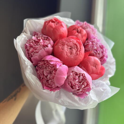 Букет из розовых и коралловых пионов
