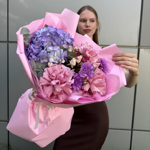 «Воздушная нежность 🌸» букет с гортензией , розами сорта Кантри Блю и диантусами в розовой матовой эксклюзивной упаковке 🩷