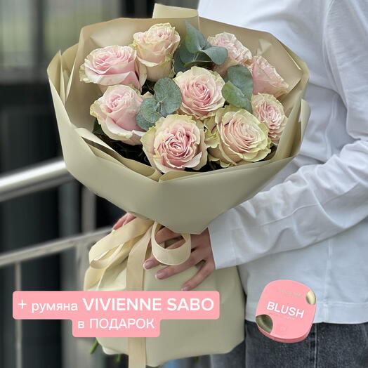 Букет Женственный из 9 роз и эвкалипта + подарок от Vivienne Sabo — румяна MACARON