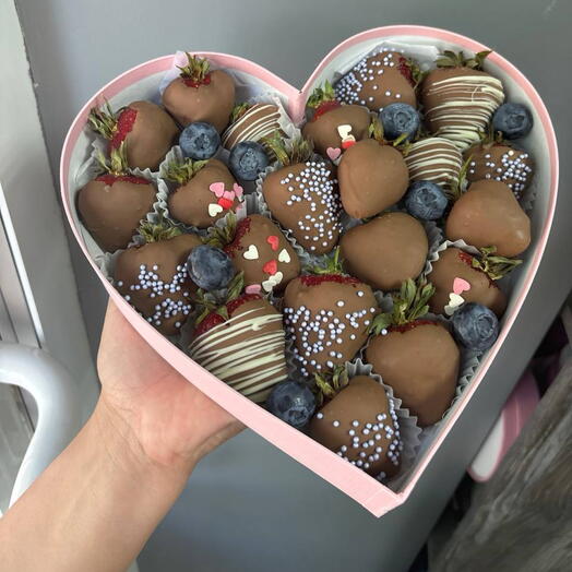 Corazón de fresa en chocolate con leche