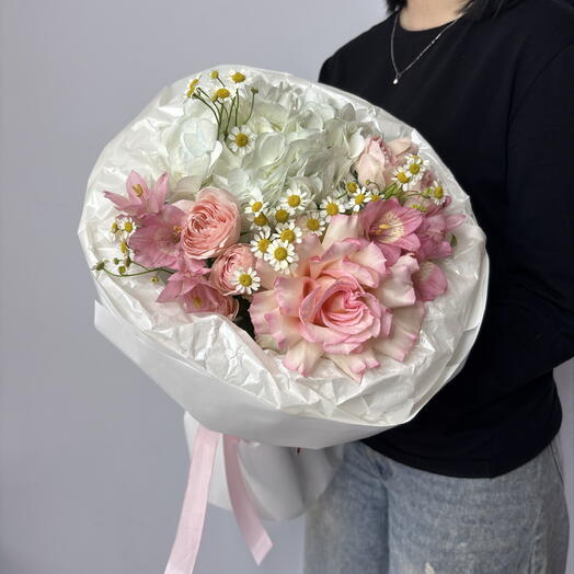 Букет с ромашкой | гортензия, французская роза, кустовая роза, альстромерия, ромашка