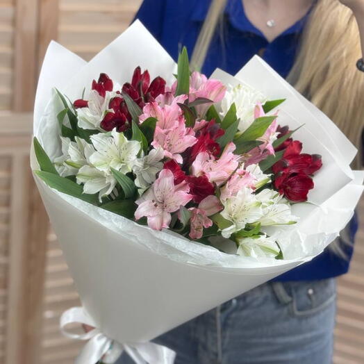 Альстромерия Микс в белом оформлении🌸