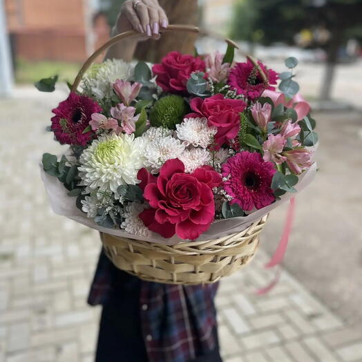 Корзина с розами, хризантемой и герберой