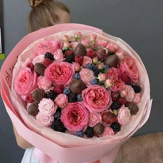 Нежный букет из кустовых роз и ягод в шоколаде
