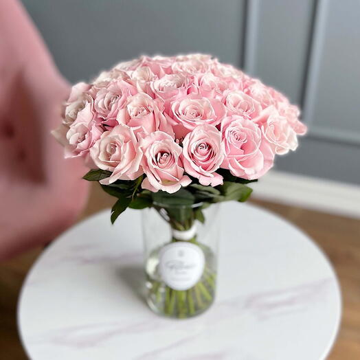 Bouquet of 31 roses "Sweet Escimo" in a vase