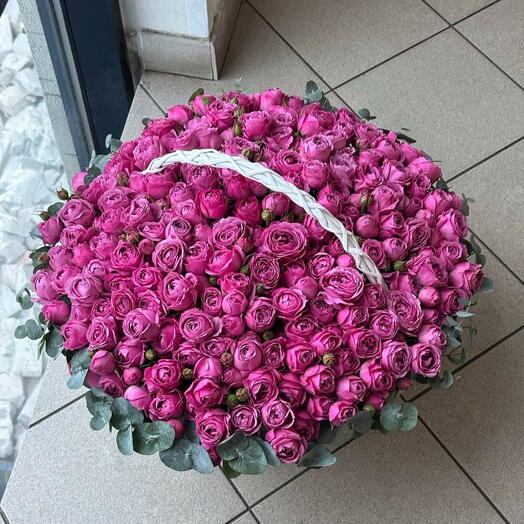 Корзина из 51 кустовой пионовидной розы «Misty Bubbles»